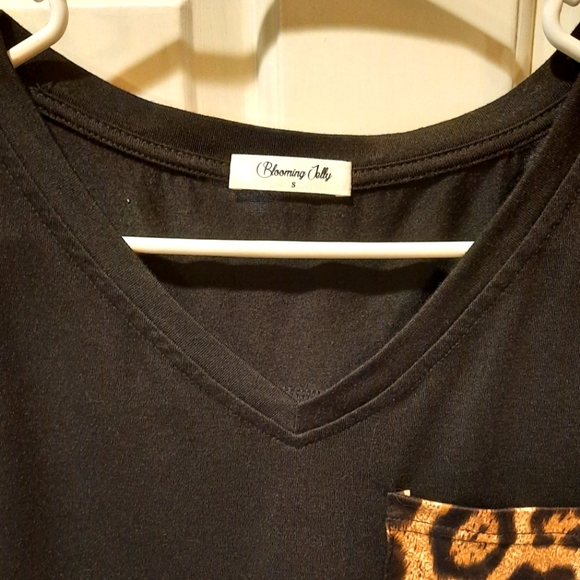 Blooming Jelly Short Sleeve V-neck Black and Animal Print Blouse size Small - Picture 5 of 10